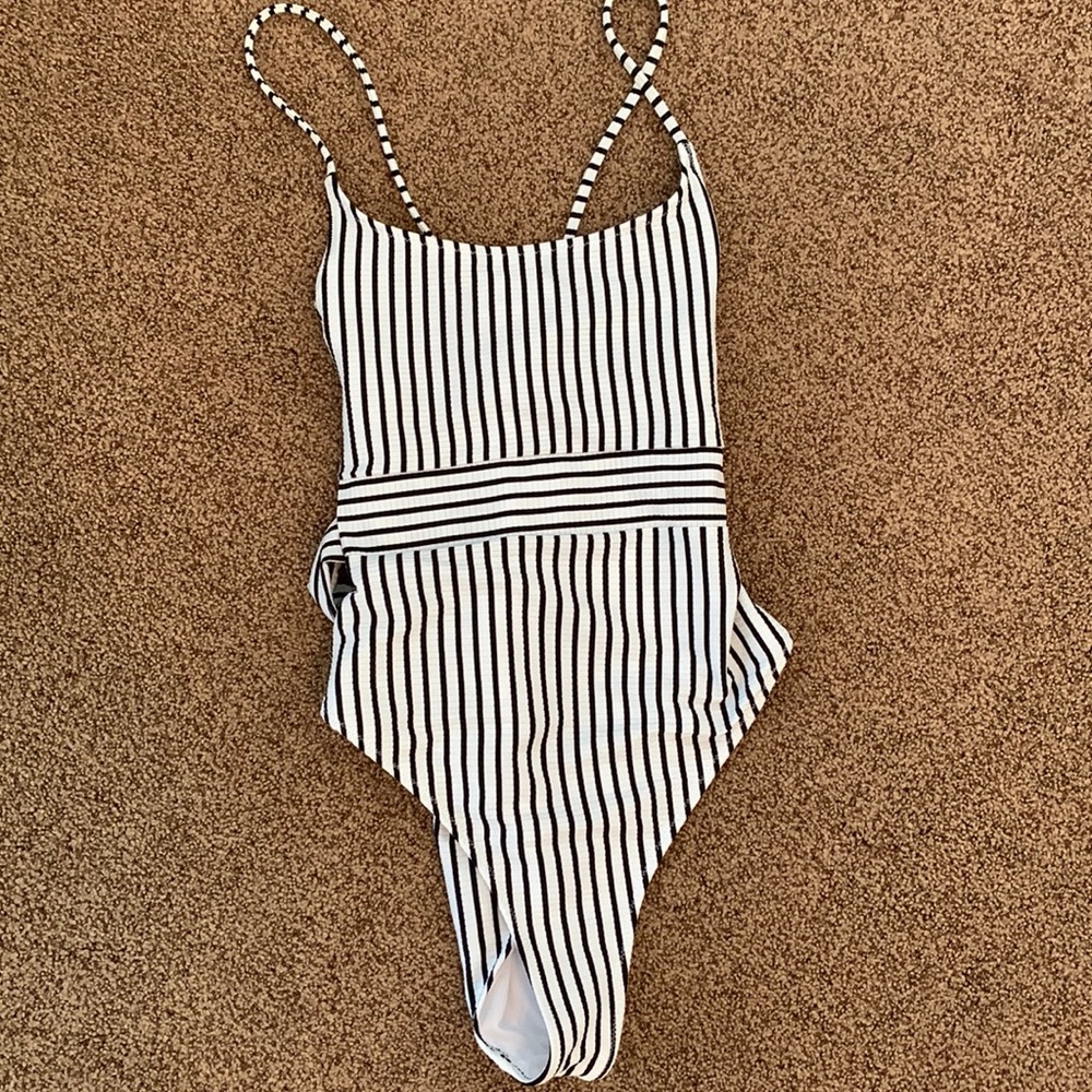 Reposhing never warn bathing suit
